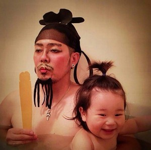 Креативен татко го претвора капењето во забавна игра со ликови