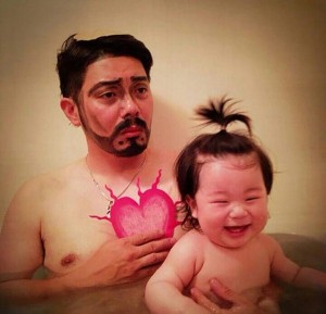 Креативен татко го претвора капењето во забавна игра со ликови