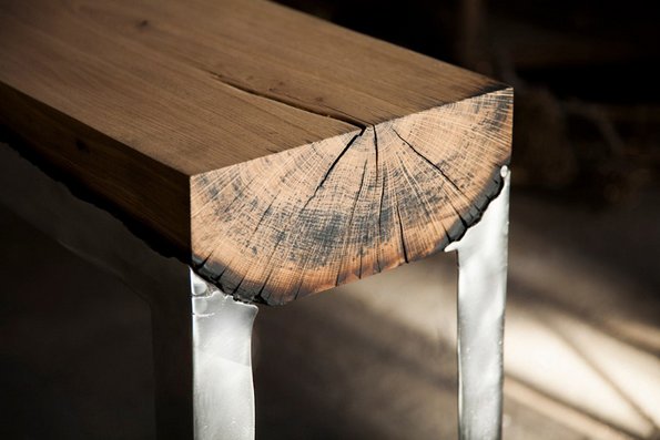 Уникатен мебел со интересна текстура од дрво и алуминиум