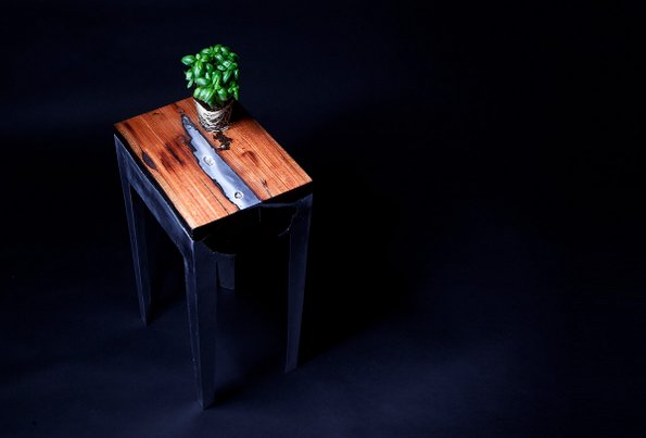 Уникатен мебел со интересна текстура од дрво и алуминиум