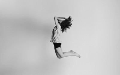 Енергетска фотосесија од луѓе кои ги покажуваат своите емоции во скок