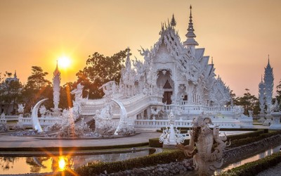 Белиот храм во Тајланд кој изгледа како да дошол од рајот