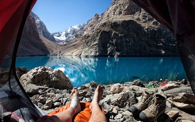 Неверојатни утрински планински пејзажи направени од внатрешноста на шатор