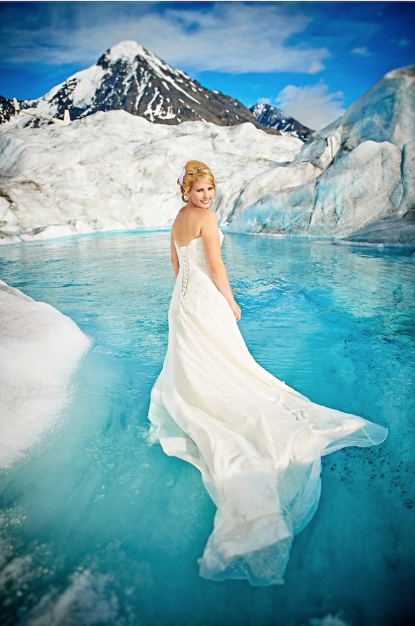 Свадбена фотосесија покрај живописен глечер на Алјаска