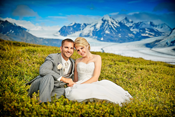 Свадбена фотосесија покрај живописен глечер на Алјаска