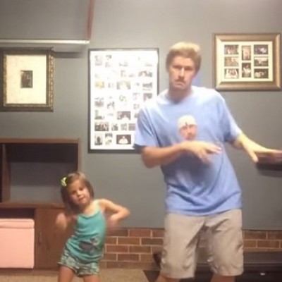 Татко и ќерка танцуваат на Shake it off
