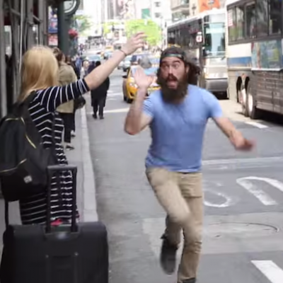 Весел чудак шири среќа на улиците во Њујорк