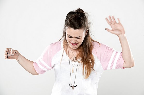 Фотограф го фаќа на слика смешниот израз на луѓето кога пијат шотови