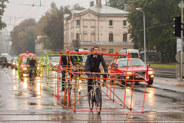 Велосипедисти на оригинален начин протестираат за поголема употреба на велосипеди