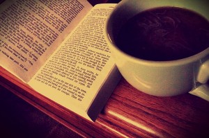 Фотографии кои покажуваат дека кафето и книгата се најдобра комбинација