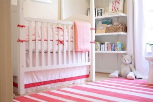 Бебешка соба уредена како мала и слатка колиба