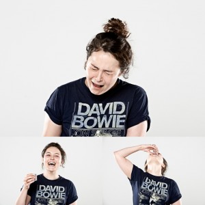 Фотограф го фаќа на слика смешниот израз на луѓето кога пијат шотови