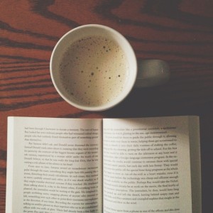 Фотографии кои покажуваат дека кафето и книгата се најдобра комбинација