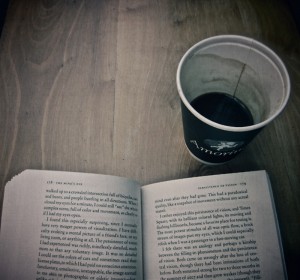 Фотографии кои покажуваат дека кафето и книгата се најдобра комбинација