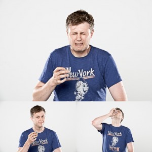 Фотограф го фаќа на слика смешниот израз на луѓето кога пијат шотови