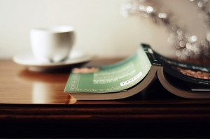 Фотографии кои покажуваат дека кафето и книгата се најдобра комбинација