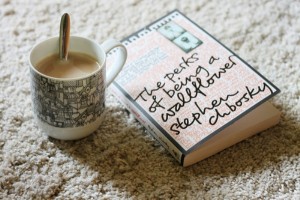 Фотографии кои покажуваат дека кафето и книгата се најдобра комбинација