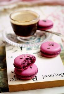 Фотографии кои покажуваат дека кафето и книгата се најдобра комбинација