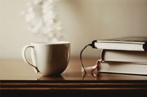 Фотографии кои покажуваат дека кафето и книгата се најдобра комбинација