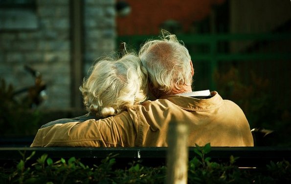 Совети од нашите баби и дедовци: 10 навики кои ја зацврстуваат љубовната врска