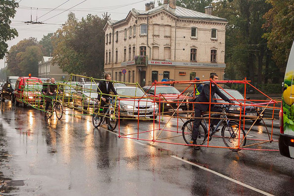 Велосипедисти на оригинален начин протестираат за поголема употреба на велосипеди
