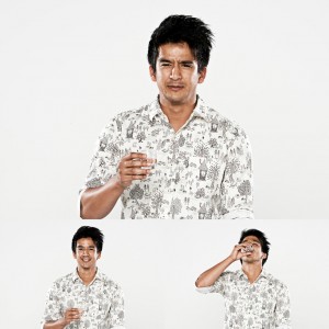 Фотограф го фаќа на слика смешниот израз на луѓето кога пијат шотови