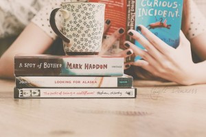 Фотографии кои покажуваат дека кафето и книгата се најдобра комбинација