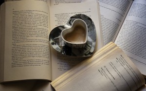 Фотографии кои покажуваат дека кафето и книгата се најдобра комбинација