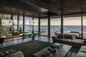 Преубав дом сместен на работ меѓу земјата и морето