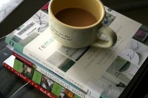 Фотографии кои покажуваат дека кафето и книгата се најдобра комбинација