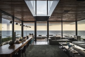 Преубав дом сместен на работ меѓу земјата и морето