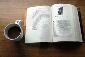 Фотографии кои покажуваат дека кафето и книгата се најдобра комбинација