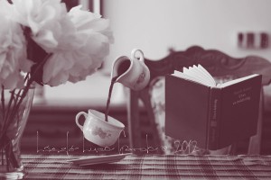 Фотографии кои покажуваат дека кафето и книгата се најдобра комбинација