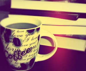 Фотографии кои покажуваат дека кафето и книгата се најдобра комбинација