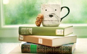 Фотографии кои покажуваат дека кафето и книгата се најдобра комбинација