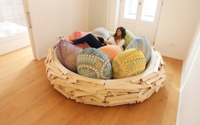 Разигран дизајн на кауч кој изгледа како огромно и удобно гнездо