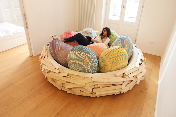 Разигран дизајн на кауч кој изгледа како огромно и удобно гнездо