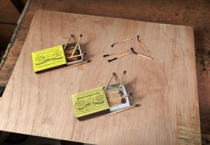 Неверојатно талентиран уметник црта хипер-реалистични цртежи на дрвени штици