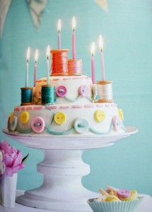 Празнична торта декорирана со копчиња, игли, конци и ножички