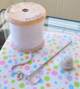 Празнична торта декорирана со копчиња, игли, конци и ножички