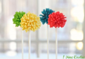 Празнична торта декорирана со копчиња, игли, конци и ножички