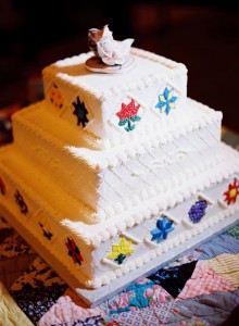 Празнична торта декорирана со копчиња, игли, конци и ножички