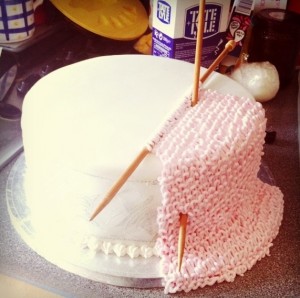 Празнична торта декорирана со копчиња, игли, конци и ножички