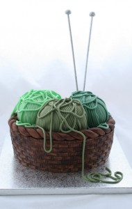 Празнична торта декорирана со копчиња, игли, конци и ножички