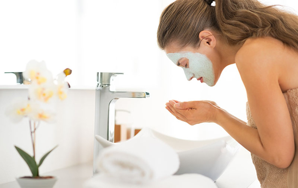 Едноставна домашна маска од мед за освежување и чистење на вашето лице