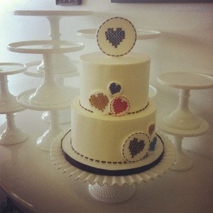 Празнична торта декорирана со копчиња, игли, конци и ножички