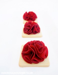 Празнична торта декорирана со копчиња, игли, конци и ножички