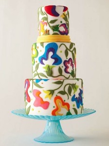 Празнична торта декорирана со копчиња, игли, конци и ножички