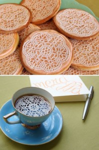 Празнична торта декорирана со копчиња, игли, конци и ножички