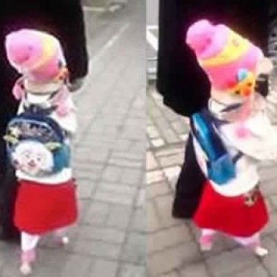 Колку е слатко облечена ќерка ви! Чекајте... Што!?